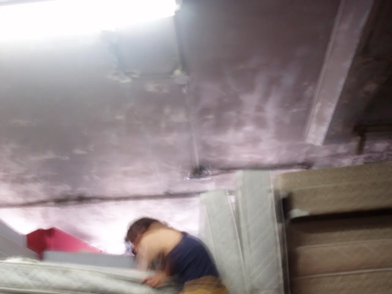 "Swift Mattress Repair: Essential Quick Fixes for a Collapsing Bed"