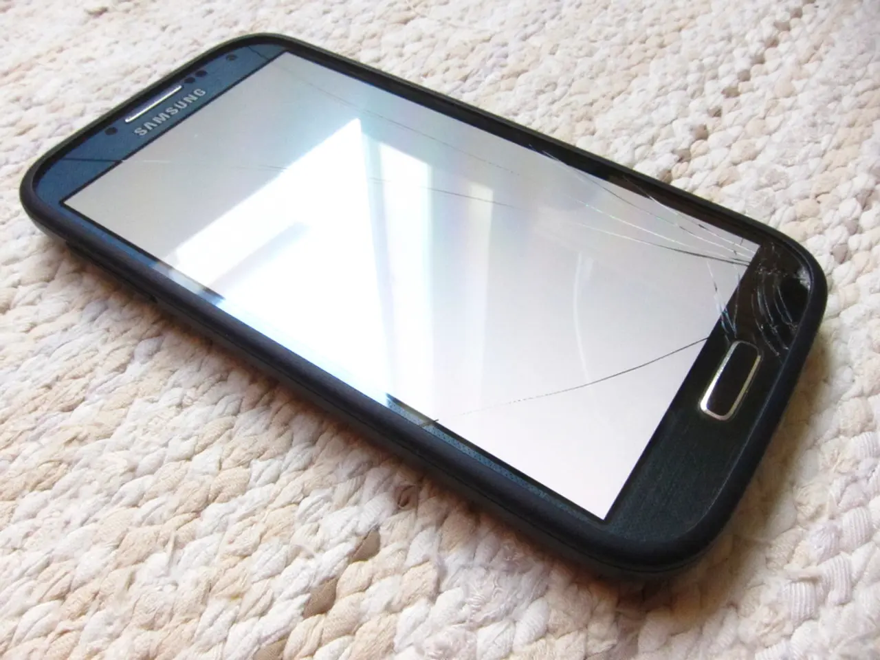 Authorities seek individuals who observed an assault case.