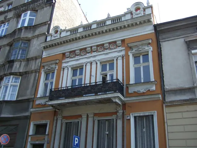 Expansion of Chancellery defended, with the argument that cancellation would incur greater costs