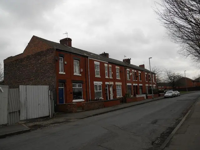 Expecting Cloudy Weather in Ituiutaba on Monday (25th)