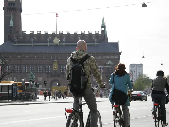 Driver abandons bicyclist on road