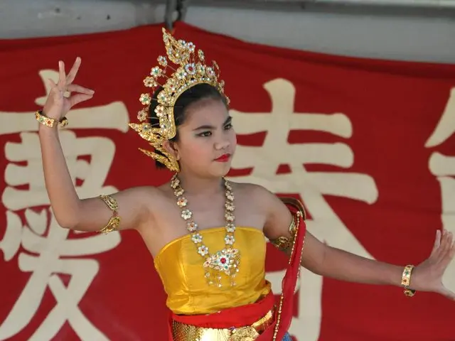 Falsely connected old video of students cheering "Long live BJP" at a Siliguri TMC rally...