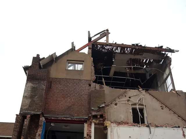 Emergency call to rescue team due to a fall from a building's rooftop in Klein Nordende