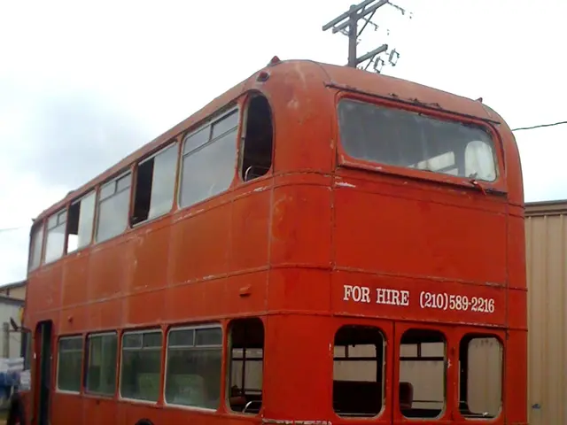 Electric-powered double-decker tour buses debut in Cologne