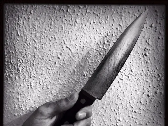 Stabbing incident in Spandau: A 23-year-old individual surrenders to the law enforcement