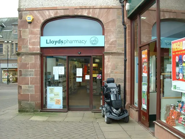 Railway authorities at Kiel station, under federal jurisdiction, detain suspected counterfeiters...