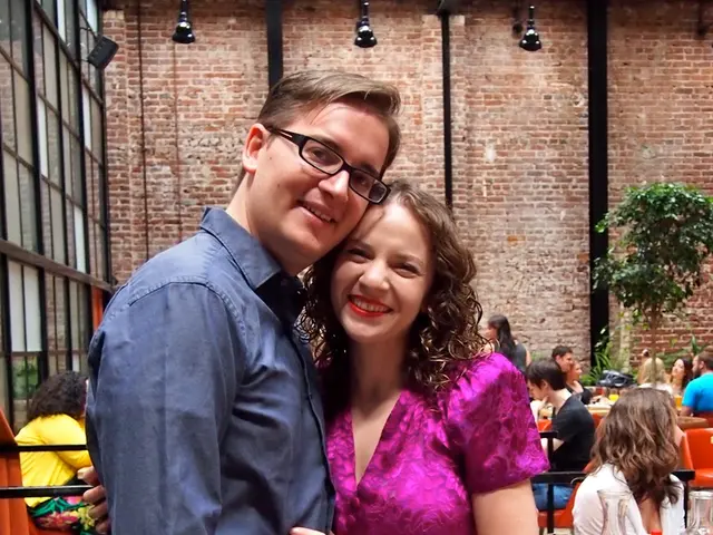 Jennifer Aniston learns about Jim Curtis' previous relationships as their romance deepens