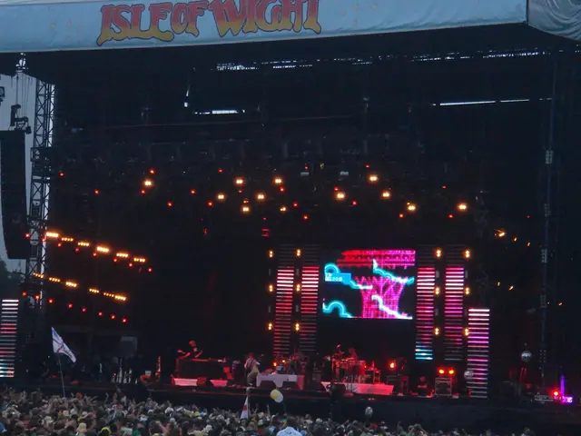 Riding the coach in Munich, the star of the show "Dahoam is Dahoam" travels nobly to the Wiesn.