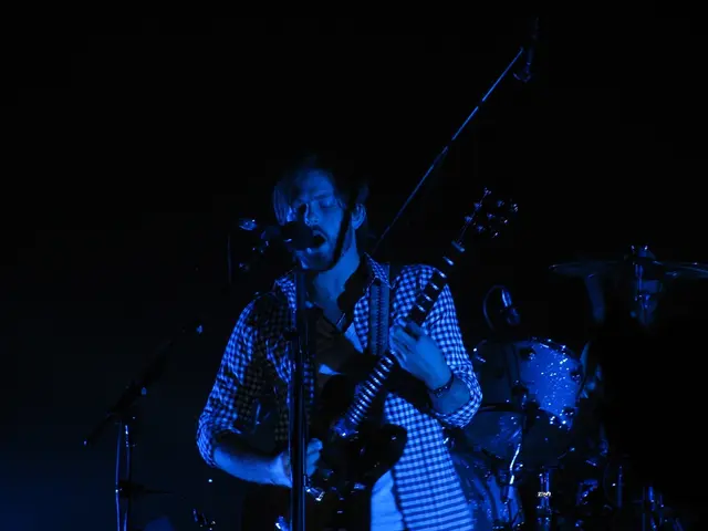 Pop star Justin Bieber once again makes headlines with the unforeseen launch of a new album