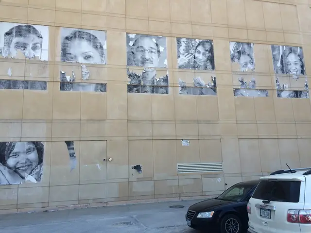 Removed cap on Moers canal, resulting in car damage; investigators seek eyewitness accounts.