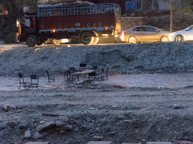 Trailer-mounted minibus approaching on Highway 4 close to Wandersleben!