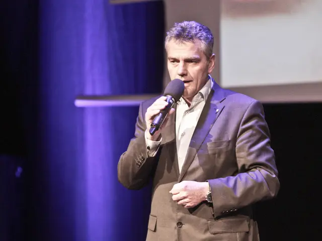 Un anticipating discovery made by a man within an H&M shopping bag.