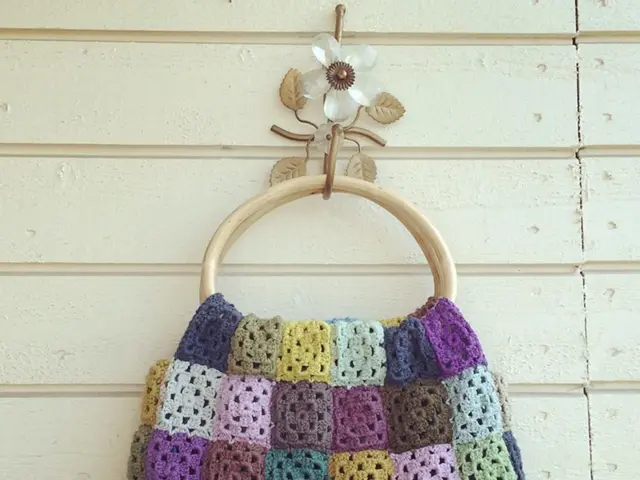 Youngster deceives elderly woman and snatches her belongings