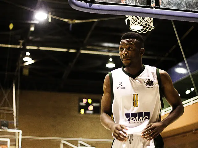 Auburn's head coach Bruce Pearl is showing signs of considering a bid to replace current Senator...