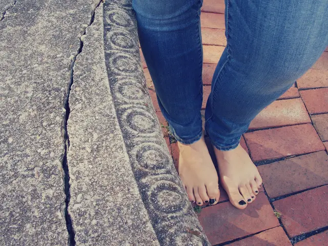 Workers Who Tripped on Sidewalk: Liability for Lost Wages and Injury Compensation